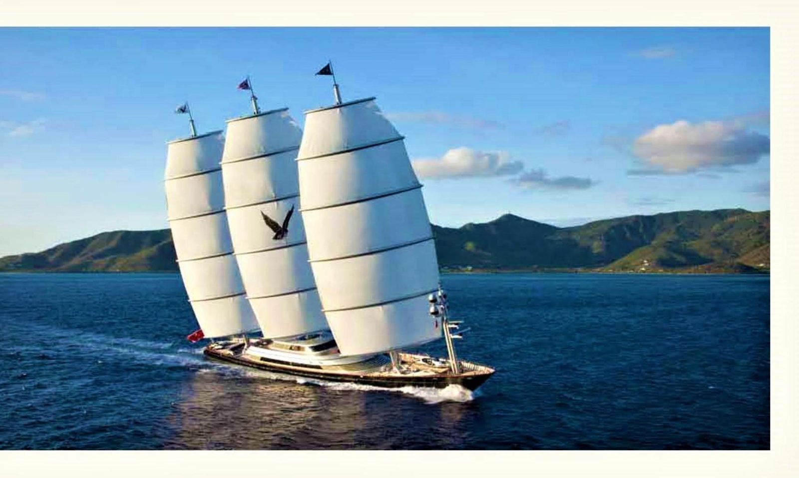 Ιστιοπλοϊκό yacht με τρία κατάρτια ανοιχτά πανιά