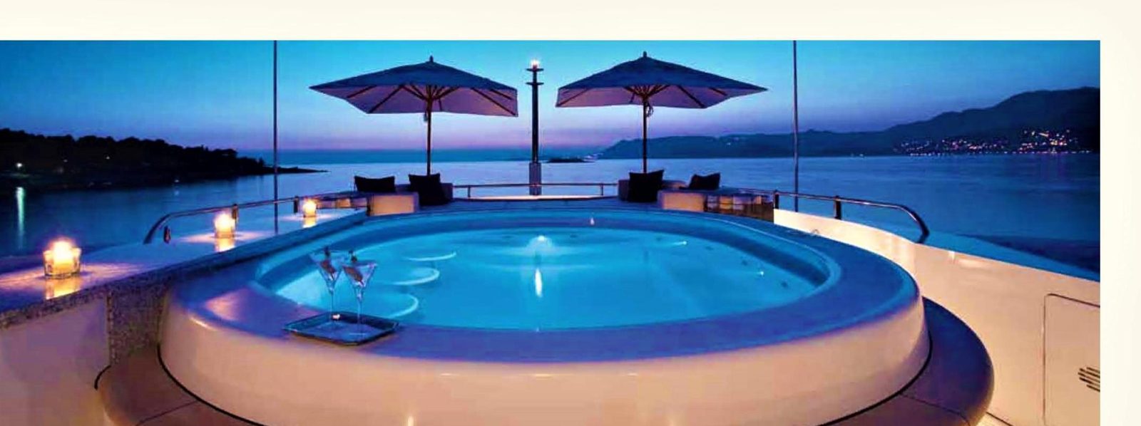 Jacuzzi στο deck super yacht το ηλιοβασίλεμα