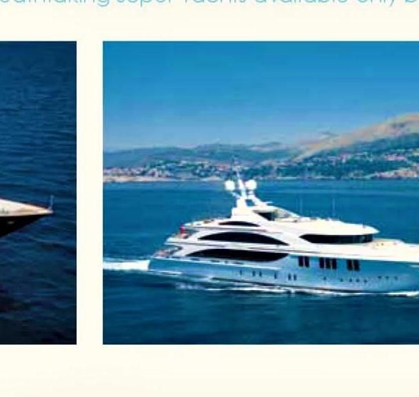 Super yacht αγκυροβολημένο σε παράκτια πόλη
